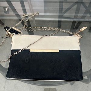 Slightly worn needs a little TLC But it’s medium sized and holds lots!